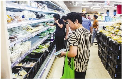 記者探訪 硬折扣超市中的生活實(shí)惠——2毛紙巾、3折烤雞與4角礦泉水